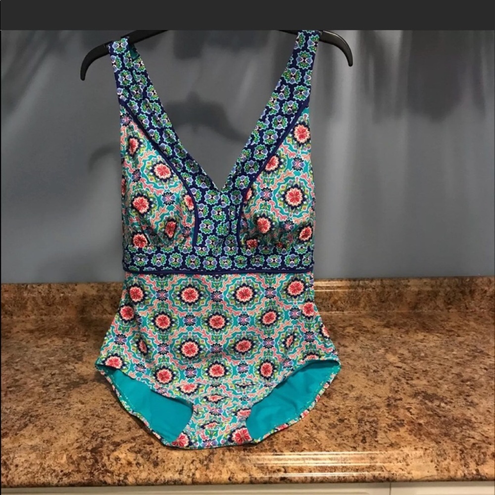 NWT-Beautiful vibrant bathing suit